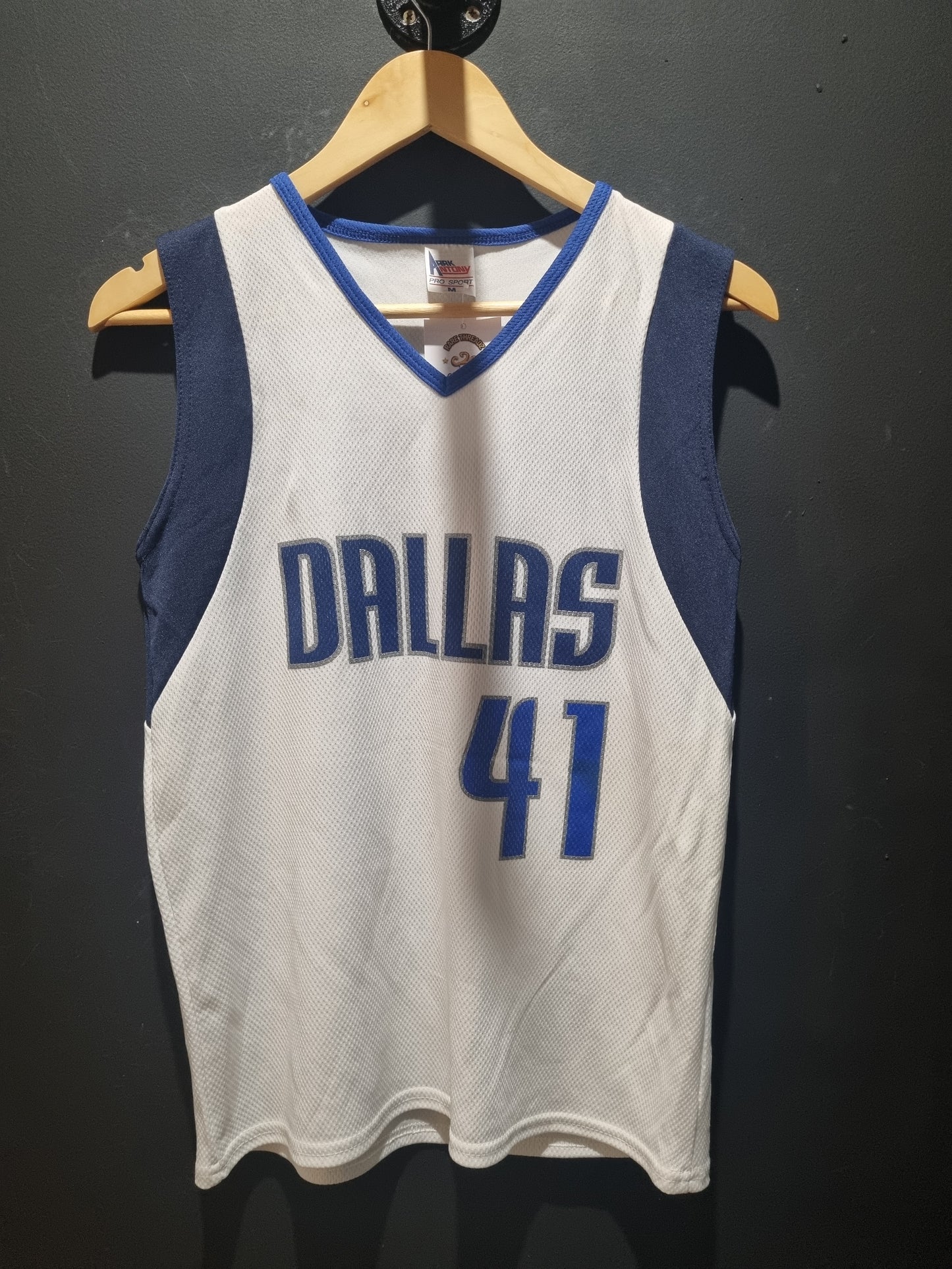 Dallas Mavericks 41 Nowitzki Pro Sport Aark Anthony Youth Medium