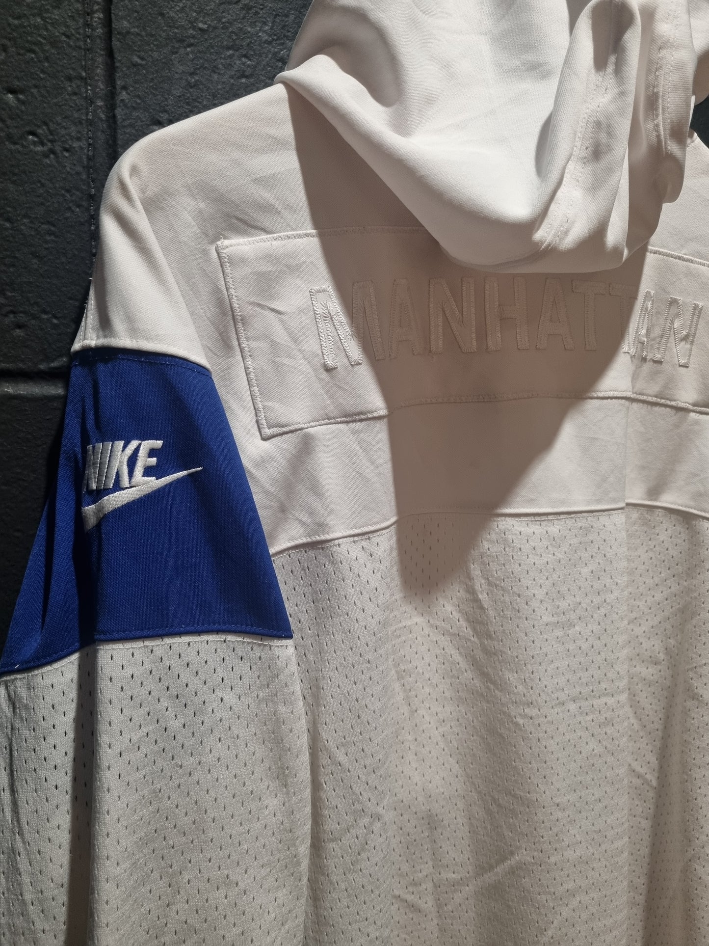 Manhattan New York Apple Nike Hoodie Large
