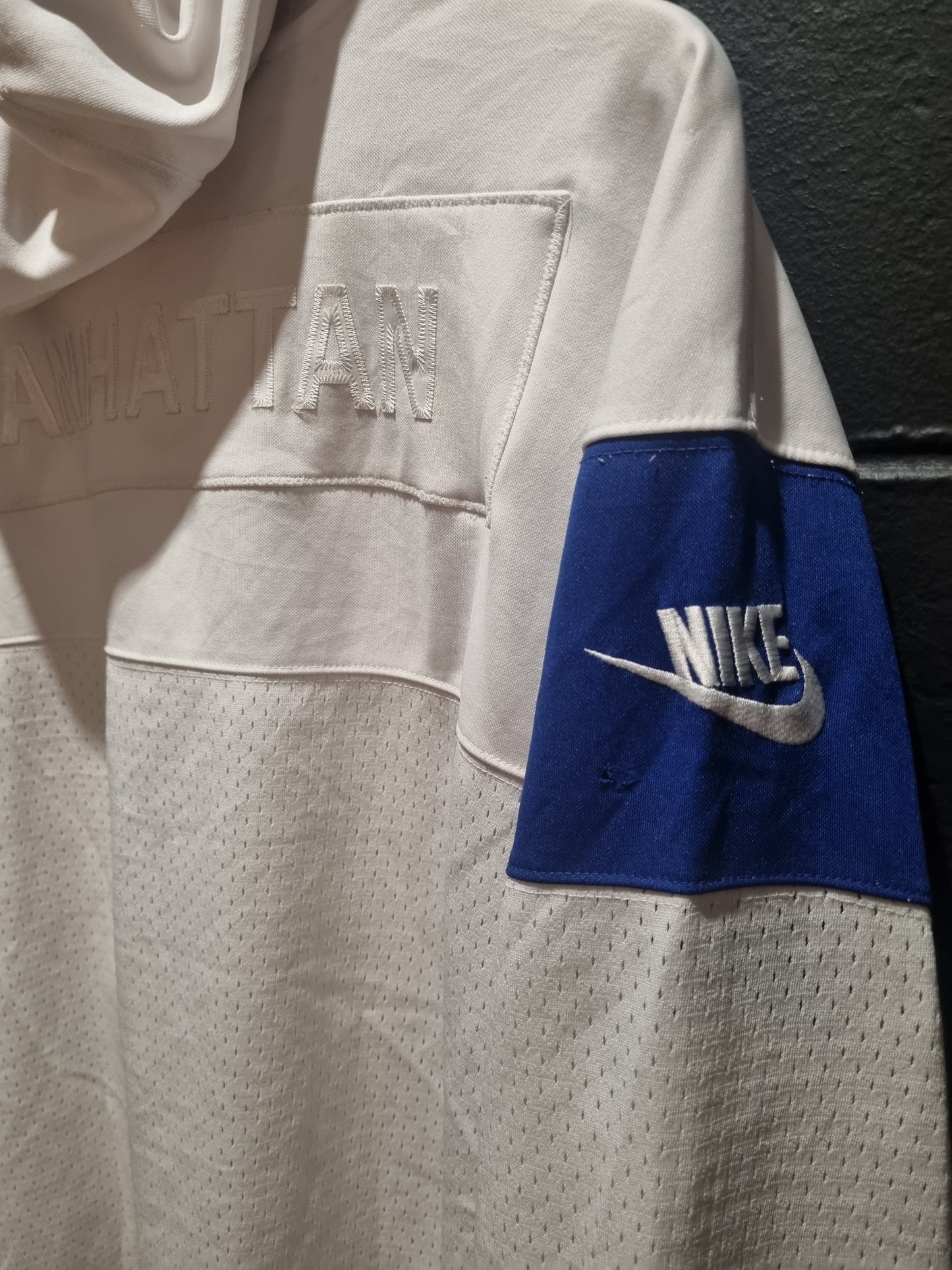 Manhattan New York Apple Nike Hoodie Large